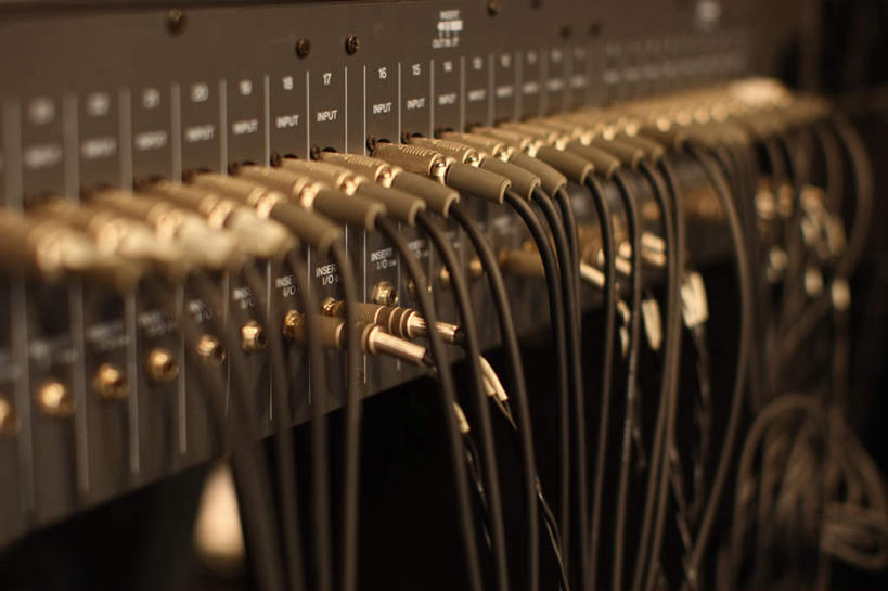 无人,横图,俯视,室内,特写,白天,通讯,数据,静物,一排,许多,阴影,朦胧,模糊,整齐,反射,传输,影子,加工,排列,放大,修饰,混合,播音,队列,广播,调音台,音频线,分配,线缆,调音控制台,彩图,高角度拍摄,音频连接线