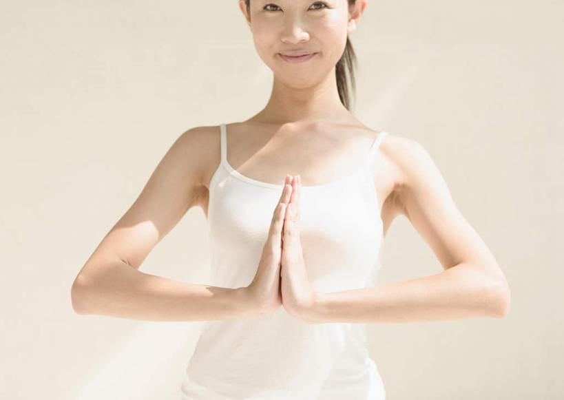 东方人,一个人,站,笑,微笑,横图,室内,白天,白色背景,正面,锻炼,瑜伽,运动,吊带,亚洲,仅一个年轻女性,仅一个女性,仅一个人,阴影,服装,反射,影子,祝福,注视,吊带衫,黄种人,虔诚,衣服,白色,观察,看,祈祷,双手合十,站着,养生,摄影,服饰,影棚,观看,察看,衣着,穿着,关注,感谢,合掌,合十礼,合掌礼,合十,莲华合掌,感恩,树式,衣饰,体育,年轻女性,女人,女性,亚洲人,站立,半身,彩图,影棚拍摄,健身,拍摄