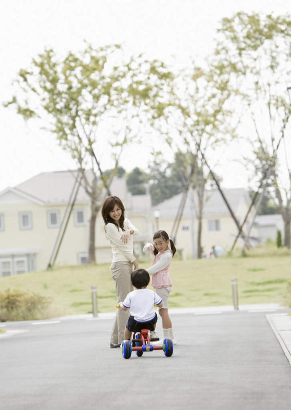 东方人,儿童,背部,三个人,家庭,母亲,女儿,家,站,坐,笑,微笑,露齿笑,竖图,室外,白天,正面,纯洁,草地,草坪,植物,别墅,道路,路,公路,亚洲,阴影,服装,光线,影子,房屋,屋子,公寓,三轮车,交通,注视,休闲装,黄种人,洋房,楼房,住宅,车,脚踏车,草,树,树木,小孩,衣服,绿色,天空,阳光,自然,交通工具,天,观察,看,站着,休闲,温暖,温馨,母女,一家人,休闲服,可爱,母爱,童年,童趣,服饰,生长,成长,观看,和睦,察看,关注,载具,儿童车,童真,烂漫,无邪,天真,年轻女性,女孩,女人,女性,亚洲人,孩子,年轻人,马路,站立,坐着,彩图,全身,房子,儿童三轮车,融洽,女生
