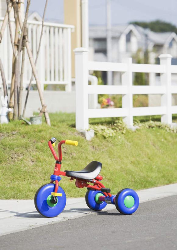 无人,家,栏杆,竖图,室外,白天,正面,度假,草地,草坪,美景,植物,别墅,城市风光,城市,道路,路,公路,日本,亚洲,阴影,光线,影子,栅栏,房屋,屋子,景观,篱笆,公寓,围栏,三轮车,交通,千叶县,娱乐,洋房,护栏,楼房,住宅,车,脚踏车,草,蓝色,绿色,蓝天,天空,阳光,交通工具,天,享受,休闲,景色,放松,晴朗,载具,儿童车,东亚,本州,万里无云,关东地方,本州岛,日本国,千叶,晴空,晴空万里,马路,彩图,房子,儿童三轮车