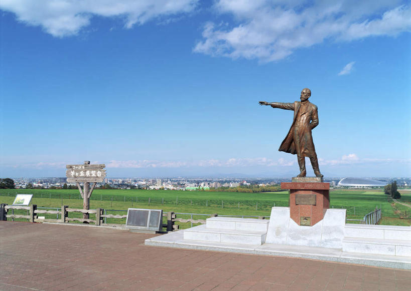 西方人,一个人,无人,站,举,横图,室外,白天,正面,旅游,度假,草地,草坪,植物,标志建筑,道路,地标,建筑,路,雕塑,北海道,欧洲,日本,欧洲人,亚洲,仅一个男性,仅一个人,仅一个中年男性,阴影,服装,艺术,装饰,光线,雕刻,雕像,影子,云,云朵,小路,交通,云彩,注视,娱乐,建设,草,衣服,蓝色,绿色,白云,蓝天,天空,阳光,工艺品,天,观察,看,托,站着,享受,休闲,旅游胜地,放松,服饰,晴朗,观看,纪念,美术,察看,衣着,穿着,关注,主题,陈列,东亚,一尊,札幌,日本国,北海道地方,北海道岛,功能,美学,县厅,衣饰,男人,男性,中年男性,白种人,晴空,举起,举手,举着,向上举,向上伸,向上托,站立,彩图,全身,威廉.史密夫.克拉克,威廉.史密斯.克拉克,克拉克博士,校长,丰平区,羊丘展望台,札幌市