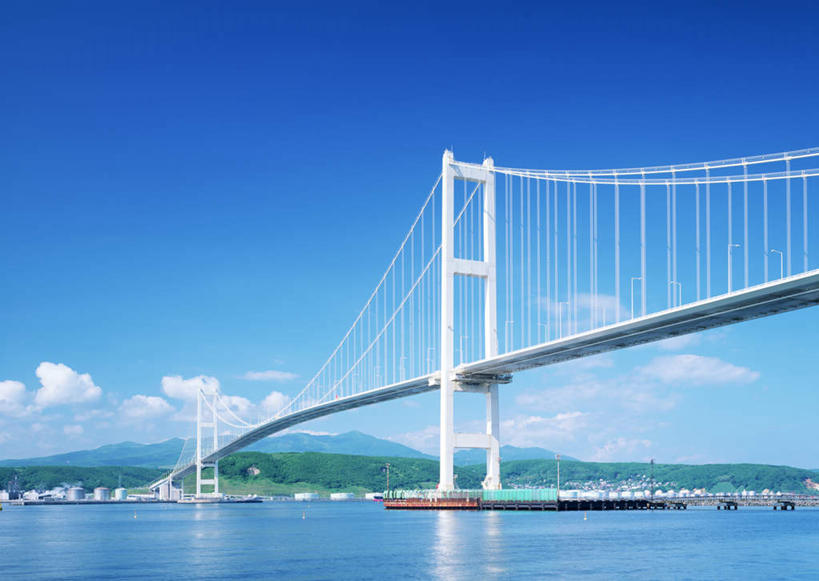 无人,横图,室外,白天,仰视,旅游,度假,海浪,海洋,森林,山,山脉,树林,植物,标志建筑,大桥,地标,建筑,立交桥,桥梁,北海道,日本,亚洲,阴影,光线,影子,浪花,山峰,云,云朵,高架,斜拉桥,桥,山峦,云彩,娱乐,建设,树,树木,蓝色,绿色,白云,蓝天,天空,阳光,海水,群山,天,享受,休闲,旅游胜地,放松,生长,晴朗,成长,海景,东亚,日本国,北海道地方,北海道岛,大海,风浪,海,海水的波动,近岸浪,涌浪,晴空,彩图,低角度拍摄,胆振综合振兴局,白鸟大桥,室兰市,胆振支厅,道央