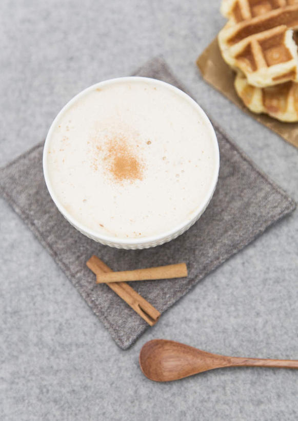 咖啡,无人,竖图,俯视,室内,特写,白天,幸福,餐桌,桌子,杯子,木制,瓷器,勺子,调味,香料,佐料,卡布奇诺,咖啡杯,陶瓷制品,肉桂,一杯,娱乐,饮料,两个,木制品,调羹,汤匙,享受,休闲,温馨,放松,乐趣,餐台,配料,提神,舒适,瓷杯,醒脑,桂皮,华夫饼,窝夫,格子饼,华夫,格仔饼,压花蛋饼,作料,软饮料,官桂,牡桂,筒桂,香桂,玉桂,卡布奇诺咖啡,卡布基诺,彩图,高角度拍摄,卡布基诺咖啡