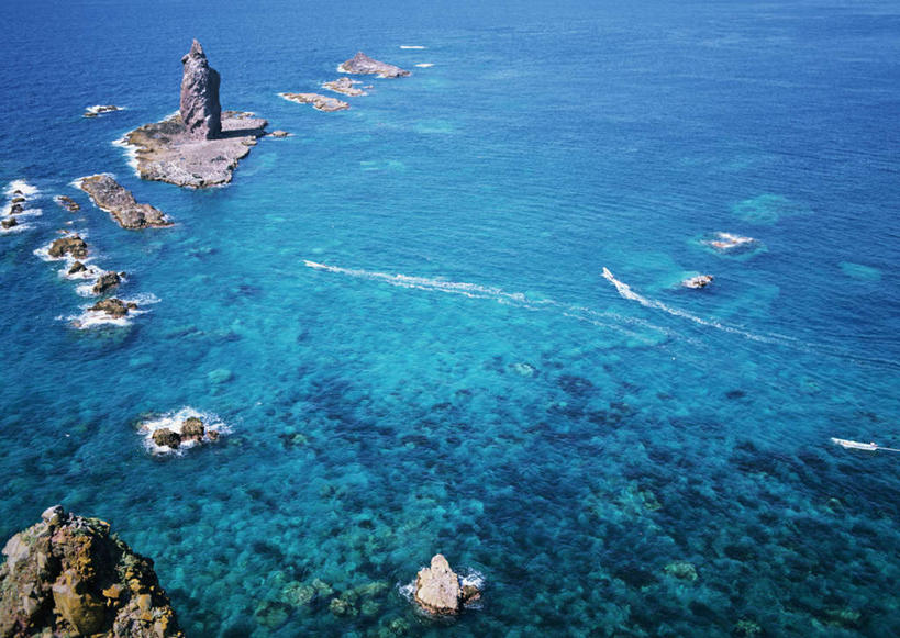 无人,横图,俯视,航拍,室外,白天,旅游,度假,海浪,海洋,石头,美景,山,山脉,船,北海道,日本,亚洲,阴影,波纹,飞溅,溅,光线,石子,液体,影子,景观,浪花,山峰,水滴,游艇,山峦,娱乐,水珠,水纹,阳光,自然,海水,船尾波,交通工具,波浪,群山,享受,休闲,景色,放松,鸟瞰,喷洒,自然风光,载具,海景,东亚,沉积岩,日本国,北海道地方,北海道岛,水成岩,大海,风浪,海,海水的波动,近岸浪,石块,岩石,涌浪,彩图,高角度拍摄,后志综合振兴局,振兴局,积丹郡,积丹町