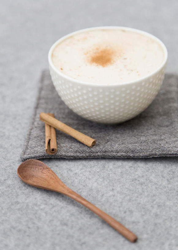 咖啡,无人,竖图,俯视,室内,特写,白天,幸福,餐桌,桌子,杯子,一本,阴影,反射,木制,瓷器,影子,勺子,调味,香料,佐料,卡布奇诺,咖啡杯,陶瓷制品,肉桂,娱乐,饮料,两个,木制品,调羹,汤匙,享受,休闲,温馨,放松,乐趣,餐台,配料,提神,舒适,瓷杯,醒脑,桂皮,作料,软饮料,官桂,牡桂,筒桂,香桂,玉桂,卡布奇诺咖啡,卡布基诺,彩图,高角度拍摄,卡布基诺咖啡