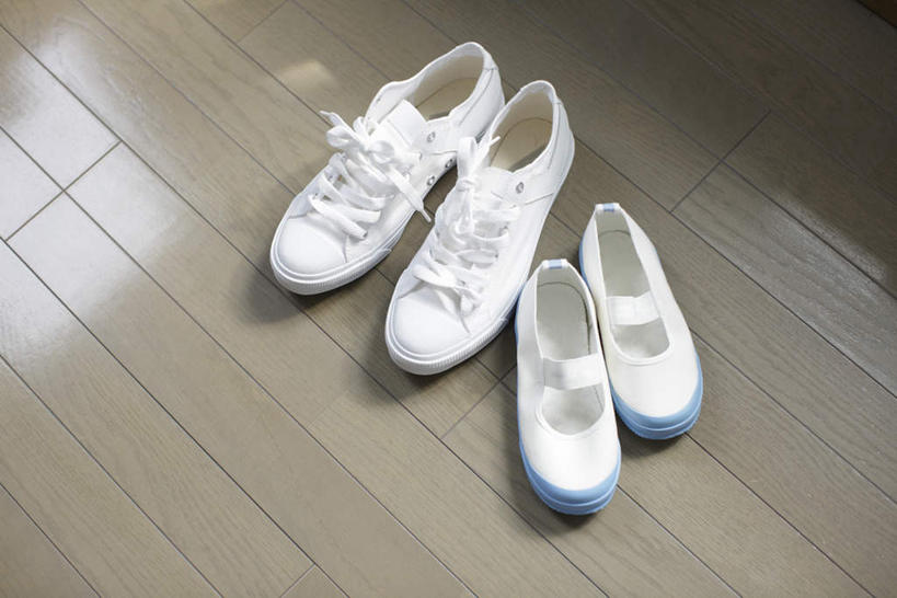 无人,横图,俯视,室内,特写,白天,运动鞋,地板,静物,鞋子,阴影,反射,影子,地面,两双,木地板,白色,休闲鞋,彩图,高角度拍摄