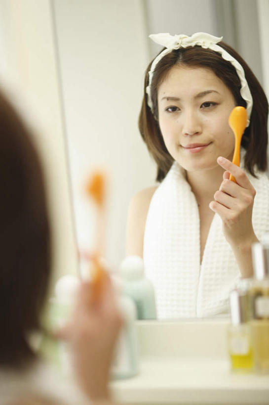 东方人,一个人,坐,笑,微笑,竖图,室内,白天,按摩,化妆,美容,镜子,卫生间,浴室,桌子,亚洲,仅一个年轻女性,仅一个女性,仅一个人,握,阴影,服装,朦胧,模糊,反射,器材,束发带,影子,注视,休闲装,黄种人,玻璃制品,一个,背面,衣服,玻璃瓶,瓶子,观察,看,享受,休闲,健康,休闲服,橙色,握着,保健,服饰,单个,观看,镜像,减肥,察看,梳妆镜,镜面,关注,指压,光学,年轻女性,女人,女性,亚洲人,淋浴房,坐着,半身,彩图,推拿,冲凉房,沐浴间,沐浴室,保健器材,瘦脸按摩器