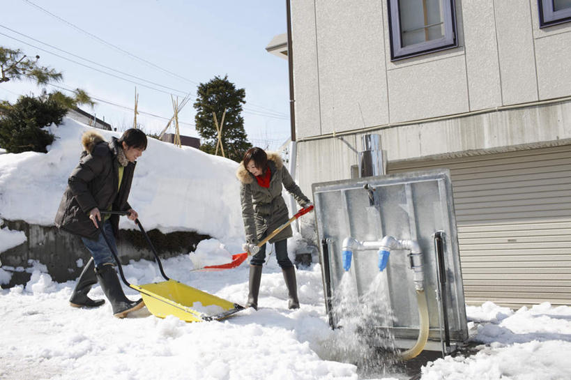 东方人,两个人,家庭,夫妻,家,站,横图,室外,白天,正面,爱情,机器,雪,植物,大雪,亚洲,握,阴影,服装,装饰,光线,影子,房屋,屋子,积雪,雪景,冬季,冬天,公寓,浪漫,注视,黄种人,设备,洋房,楼房,住宅,树,树木,衣服,蓝色,绿色,蓝天,天空,阳光,自然,手套,围巾,天,观察,看,站着,温暖,温馨,一家人,机械,恩爱,寒冷,握着,恋人,服饰,生长,晴朗,成长,围脖,观看,羽绒服,保暖,华丽,点缀,和睦,察看,御寒,关注,万里无云,衬托,美观,雅致,雅观,严寒,除雪板,除雪铲,清雪板,清雪铲,扫雪板,扫雪铲,推雪板,推雪铲,冬装,男人,男性,年轻男性,年轻女性,女人,女性,亚洲人,年轻人,夫妇,情侣,晴空,晴空万里,站立,彩图,全身,房子,扫雪机,除雪设备,除雪机,伴侣,融洽