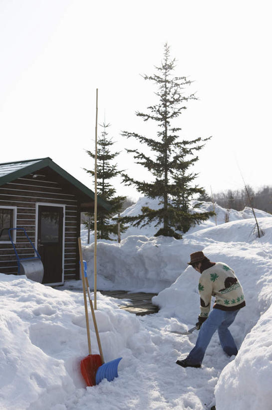 东方人,一个人,家,木屋,站,竖图,室外,白天,侧面,雪,植物,大雪,帽子,亚洲,仅一个男性,仅一个人,弯腰,服装,装饰,积雪,雪景,冬季,冬天,注视,休闲装,黄种人,住宅,树,树木,仅一个年轻男性,衣服,绿色,天空,自然,手套,天,低头,观察,看,站着,休闲,温暖,休闲服,寒冷,服饰,生长,晴朗,成长,观看,保暖,华丽,点缀,察看,御寒,关注,万里无云,弯身,衬托,美观,雅致,雅观,棉帽,严寒,除雪板,除雪铲,清雪板,清雪铲,扫雪板,扫雪铲,推雪板,推雪铲,男人,男性,年轻男性,亚洲人,晴空,晴空万里,站立,彩图,全身,茅舍,茅屋,棚屋,小木屋,小屋