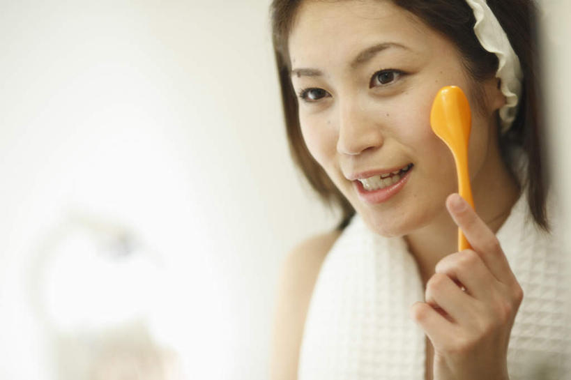 东方人,脸,头,脸颊,手,一个人,笑,微笑,露齿笑,横图,室内,特写,白天,正面,按摩,化妆,美容,镜子,卫生间,浴室,亚洲,仅一个年轻女性,仅一个女性,仅一个人,握,阴影,朦胧,模糊,反射,纺织物,器材,影子,注视,黄种人,肩膀,一个,黄色,白色,毛巾,观察,看,清洁,享受,健康,手部,握着,保健,单个,观看,保暖,单手,镜像,减肥,察看,梳妆镜,镜面,关注,透气,指压,防水,光学,储水,耐磨,吸水,年轻女性,女人,女性,亚洲人,头部,脸部,脸蛋,面部,淋浴房,半身,彩图,推拿,冲凉房,沐浴间,沐浴室,保健器材,瘦脸按摩器