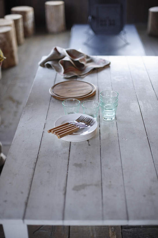 无人,客厅,竖图,俯视,室内,白天,餐桌,桌子,杯子,餐具,朦胧,模糊,扁担,叉子,刀叉,刀子,玻璃制品,水杯,餐台,起居室,餐刀,餐叉,农具,客堂,竹木用具,玻璃杯,进餐用具,彩图,高角度拍摄