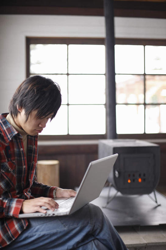 东方人,一个人,坐,竖图,室内,白天,侧面,电脑,笔记本电脑,窗户,亚洲,仅一个男性,仅一个人,敲打,服装,网络,墙,注视,休闲装,黄种人,输入,通讯设备,玻璃窗,墙壁,墙面,仅一个年轻男性,衣服,白色,打字,低头,观察,看,休闲,温暖,休闲服,服饰,观看,保暖,点击,敲击,察看,无线,御寒,关注,通信设备,无线网络,无线上网,便携式电脑,电火桶,电暖器,电热膜电暖炉,木制型电暖炉,实木取暖器,按键,手提电脑,男人,男性,年轻男性,亚洲人,坐着,半身,彩图