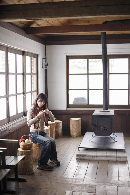 东方人,一个人,坐,竖图,室内,白天,侧面,毛衣,窗户,地板,椅子,亚洲,仅一个年轻女性,仅一个女性,仅一个人,握,装饰,卷曲,编织,缠绕,木椅,墙,织物,地面,拿,拿着,注视,黄种人,线团,针,木地板,玻璃窗,墙壁,墙面,纺织,白色,围巾,毛线,低头,观察,看,温暖,握着,围脖,观看,保暖,华丽,点缀,察看,御寒,关注,线衫,毛衣针,衬托,美观,雅致,雅观,编织针,电火桶,电暖器,电热膜电暖炉,木制型电暖炉,实木取暖器,毛线衣,绒线衣,年轻女性,女人,女性,亚洲人,坐着,彩图,全身,绒衣,套衫,套头毛衣,线衣