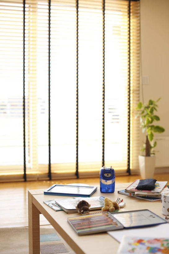 无人,客厅,竖图,室内,白天,正面,植物,窗户,窗帘,落地窗,桌子,朦胧,模糊,装饰,木制,笔,盆栽,墙,办公用品,记事本,盆景,茶几,玻璃窗,墙壁,墙面,文具,绿色,白色,自然,帘子,本子,笔记本,木制品,铅笔,学习用品,遮阳,生长,成长,华丽,修饰,文具用品,点缀,卷笔刀,起居室,削笔刀,衬托,美观,雅致,雅观,削笔机,客堂,彩图,彩色铅笔