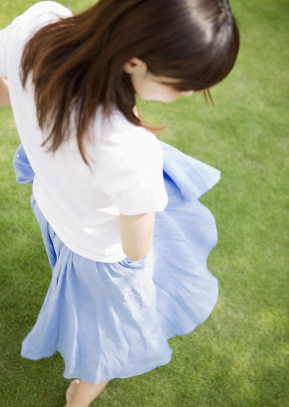 东方人,一个人,站,竖图,俯视,室外,白天,裙子,草地,草坪,植物,亚洲,仅一个年轻女性,仅一个女性,仅一个人,服装,休闲装,黄种人,长裙,草,衣服,蓝色,绿色,低头,站着,休闲,休闲服,服饰,半身裙,年轻女性,女人,女性,亚洲人,站立,半身,彩图,高角度拍摄