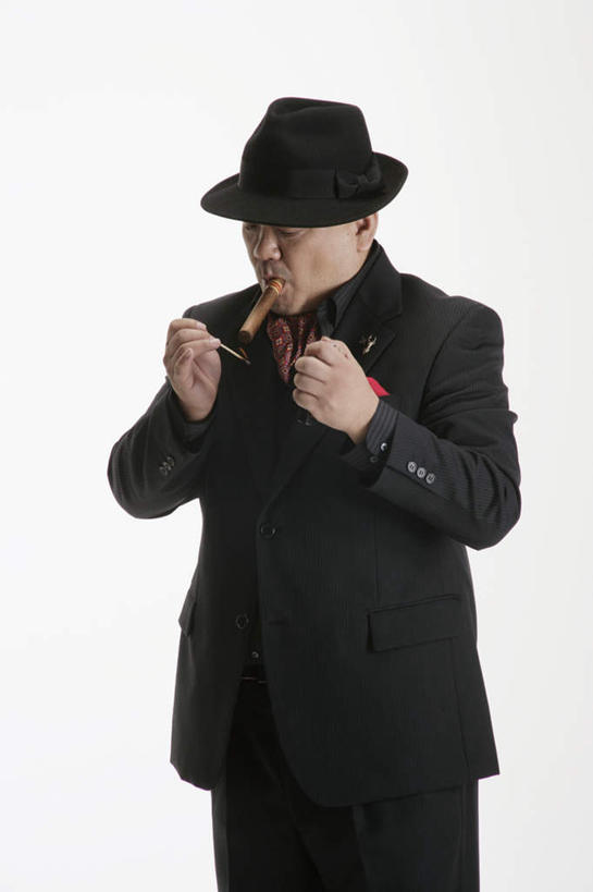 东方人,一个人,站,闭眼,吸烟,竖图,室内,白天,白色背景,正面,衬衫,西装,香烟,帽子,亚洲,仅一个男性,仅一个人,仅一个中年男性,握,咬,套装,正装,领带,拿,拿着,职业装,礼帽,黄种人,黑色,站着,享受,打火机,雪茄,烟,握着,摄影,影棚,咬着,淡定,从容,取火装置,小型取火装置,男人,男性,中年男性,亚洲人,烟草,闭眼睛,闭着眼,闭着眼睛,抽烟,站立,半身,彩图,影棚拍摄,衬衣,拍摄