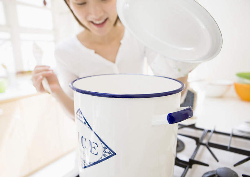 东方人,一个人,站,笑,微笑,露齿笑,横图,室内,白天,正面,烹饪,厨房,窗户,厨具,金属制品,亚洲,仅一个年轻女性,仅一个女性,仅一个人,握,服装,朦胧,模糊,金属,炖锅,锅子,勺子,拿,拿着,注视,休闲装,黄种人,锅,玻璃窗,衣服,调羹,煤气炉,汤匙,低头,观察,看,站着,休闲,休闲服,握着,服饰,锅具,观看,察看,关注,烹饪用具,年轻女性,女人,女性,亚洲人,烹调用具,烹调,站立,半身,彩图,灶间