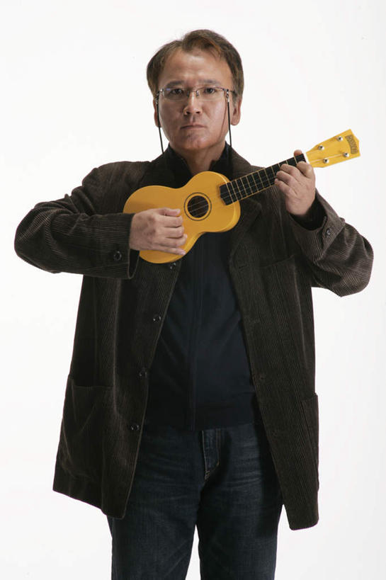 东方人,一个人,站,竖图,室内,白天,白色背景,正面,亚洲,仅一个男性,仅一个人,仅一个中年男性,握,服装,眼镜,吉他,乐器,弦乐器,弹奏,拿,拿着,注视,休闲装,黄种人,衣服,观察,看,站着,休闲,休闲服,握着,摄影,服饰,影棚,观看,察看,关注,弹拨弦鸣乐器,近视眼镜,尤克里里琴,夏威夷四弦琴,男人,男性,中年男性,亚洲人,站立,半身,彩图,影棚拍摄,拍摄,弹拨弦乐器