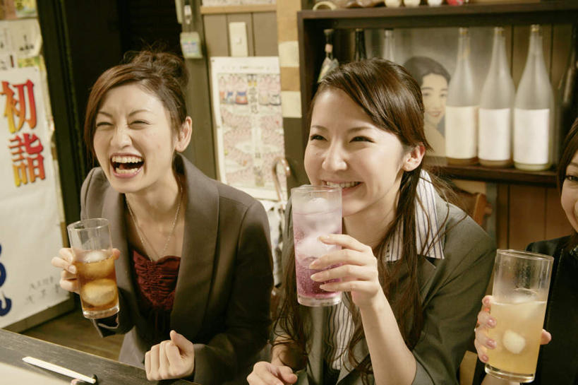 东方人,三个人,同事,商务人士,商务女性,酒吧,坐,笑,大笑,横图,室内,白天,正面,兴奋,成功,合作,团队,集体,信心,餐桌,桌子,杯子,亚洲,喝,握,阴影,套装,朦胧,模糊,反射,影子,冰,冰块,酒类,拿,拿着,注视,黄种人,冷冻,队伍,玻璃制品,酒,饮料,水杯,观察,看,张嘴,寒冷,握着,冷藏,餐台,观看,察看,冰冷,领导,成就,关注,商务装,合伙,领袖,张大嘴巴,工薪阶层,哈哈大笑,保鲜,年轻女性,女人,女性,亚洲人,白领,上班族,玻璃杯,张开嘴,坐着,半身,彩图,高兴,狂笑,酒吧间,酒馆