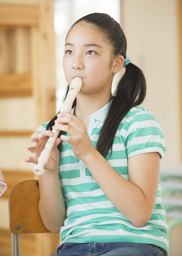 东方人,儿童,一个人,学校,竖图,室内,白天,正面,纯洁,桌子,椅子,亚洲,仅一个女性,仅一个人,握,服装,艺术,木椅,墙,笛子,乐器,木管乐器,竖笛,音乐,吹奏,演奏,注视,休闲装,黄种人,书桌,校园,墙壁,墙面,一个,小孩,衣服,课桌,观察,看,仅一个小孩,休闲,教室,同学,休闲服,可爱,童年,童趣,握着,服饰,单个,观看,察看,关注,童真,烂漫,无邪,直笛,天真,女孩,女人,女性,亚洲人,孩子,半身,彩图,女生