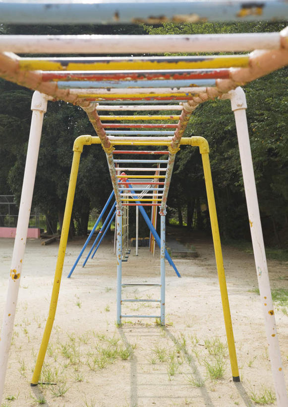 无人,学校,教学楼,操场,栏杆,竖图,室外,白天,正面,游戏,玩具,阴影,光线,影子,围栏,玩,娱乐,校园,护栏,架子,阳光,休闲,教室,益智,活动,攀登架,发泄,消遣,智力,宣泄,玩耍,嬉戏,彩图,教学大楼,攀爬架