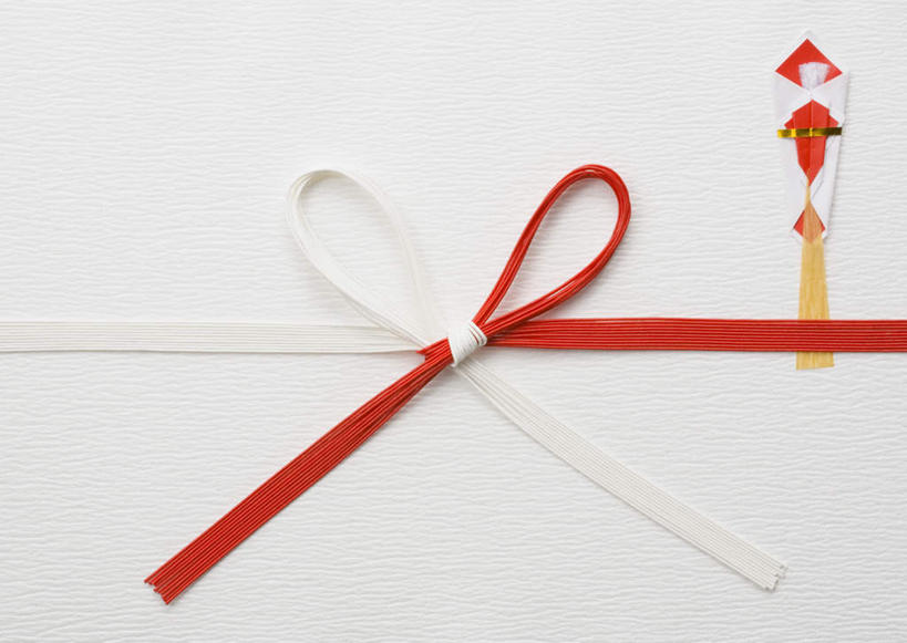 无人,横图,俯视,室内,特写,白天,白色背景,静物,艺术,装饰,手工艺品,艺术品,文化,红色,白色,工艺品,摄影,影棚,华丽,修饰,点缀,高雅,自信心,品位,衬托,美观,雅致,雅观,花纸绳,日本水引,日本水引绣,水引绣,彩图,高角度拍摄,影棚拍摄,拍摄
