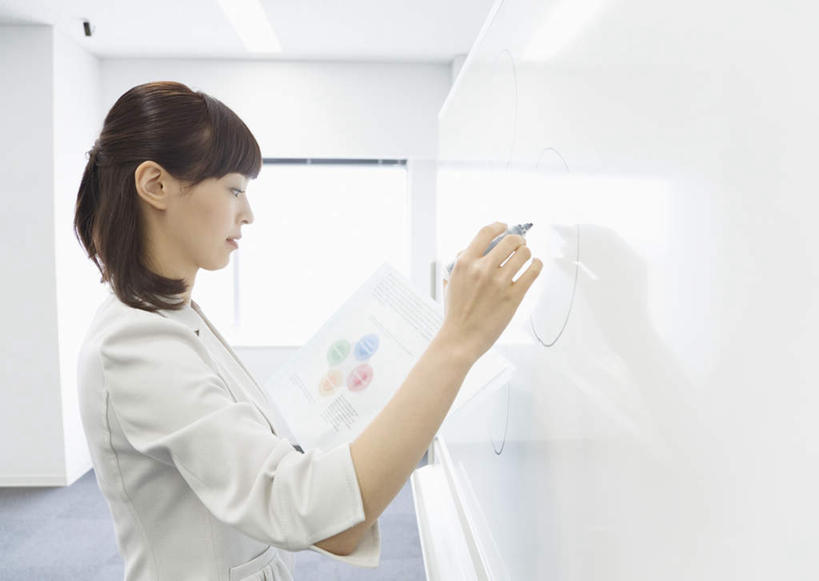 东方人,一个人,商务人士,商务女性,会议室,站,横图,室内,白天,侧面,窗户,亚洲,仅一个年轻女性,仅一个女性,仅一个人,握,套装,笔,材料,档案,文件,纸,墙,办公用品,拿,拿着,注视,黄种人,玻璃窗,墙壁,墙面,文具,白板,记号笔,手稿,学习用品,资料,观察,看,站着,握着,观看,马克笔,麦克笔,文具用品,证明,察看,书写,关注,文档,商务装,记录板,工薪阶层,记事板,年轻女性,女人,女性,亚洲人,白领,上班族,站立,半身,彩图