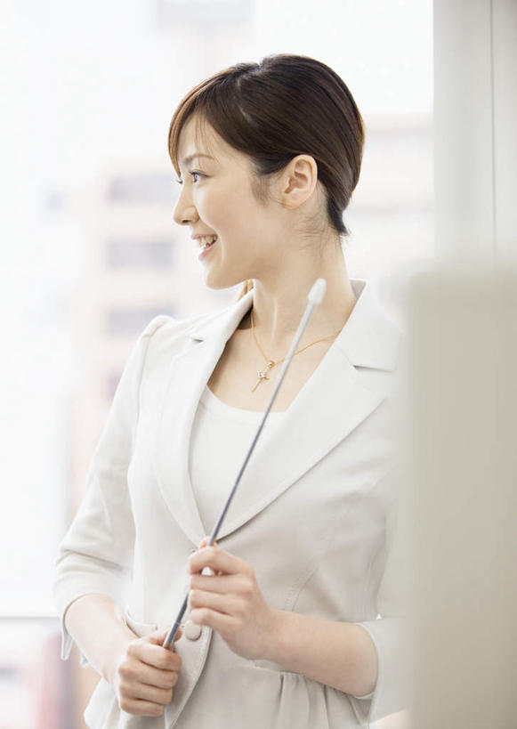 东方人,一个人,商务人士,商务女性,会议室,站,笑,微笑,露齿笑,竖图,室内,白天,正面,亚洲,仅一个年轻女性,仅一个女性,仅一个人,握,套装,朦胧,模糊,棒子,拿,拿着,扭头,注视,黄种人,教鞭,观察,看,演讲,站着,转头,握着,报告,观看,察看,演说,关注,商务装,宣传,工薪阶层,鼓动,教棒,讲演,年轻女性,女人,女性,亚洲人,白领,上班族,站立,半身,彩图