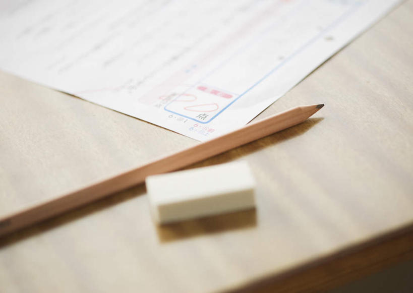 无人,横图,俯视,室内,特写,白天,桌子,静物,一张,阴影,朦胧,模糊,反射,笔,影子,纸,办公用品,书桌,文具,一个,课桌,铅笔,橡皮,学习用品,单个,试卷,文具用品,橡皮擦,一支,考试,测验,考卷,考察,评比,彩图,高角度拍摄