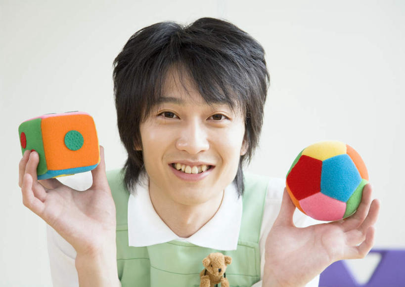 东方人,一个人,教师,笑,微笑,露齿笑,横图,彩色,室内,白天,正面,游戏,玩具,亚洲,仅一个男性,仅一个人,握,服装,拿,玩,拿着,注视,黄种人,娱乐,仅一个年轻男性,两个,衣服,观察,看,幼师,休闲,益智,握着,服饰,观看,活动,五颜六色,色彩斑斓,察看,衣着,穿着,发泄,关注,消遣,智力,五彩缤纷,宣泄,五彩斑斓,衣饰,五光十色,男人,男性,年轻男性,亚洲人,老师,玩耍,嬉戏,半身,彩图,幼儿教师