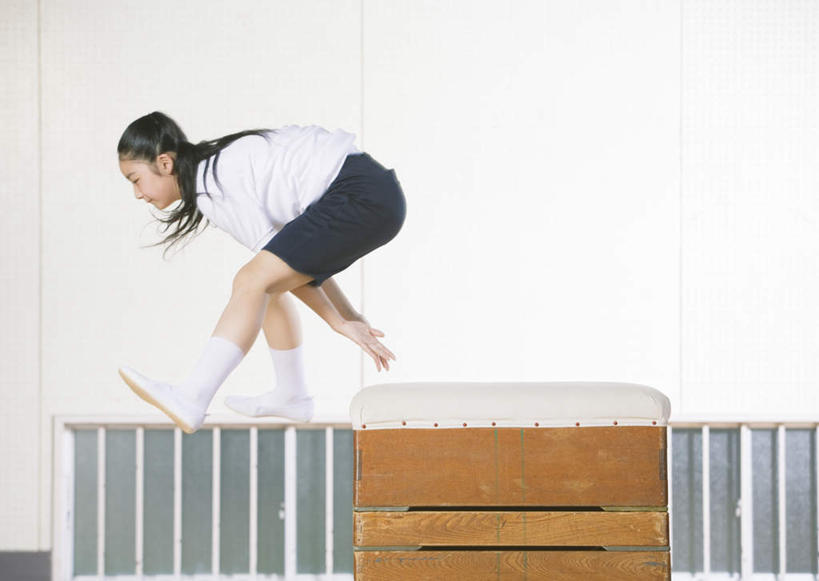 东方人,儿童,一个人,体育馆,运动场,跳,笑,微笑,横图,室内,白天,侧面,运动服,锻炼,游戏,纯洁,运动,亚洲,仅一个女性,仅一个人,撑,服装,墙,半空,玩,注视,黄种人,娱乐,体育场,墙壁,墙面,小孩,衣服,蓝色,白色,观察,看,仅一个小孩,休闲,同学,跳山羊,可爱,童年,童趣,服饰,观看,活动,察看,撑着,衣着,穿着,发泄,关注,消遣,智力,童真,烂漫,无邪,跳马,宣泄,运动馆,跳背,衣饰,体育,天真,女孩,女人,女性,亚洲人,孩子,跳跃,玩耍,嬉戏,彩图,全身,健身,女生,运动装