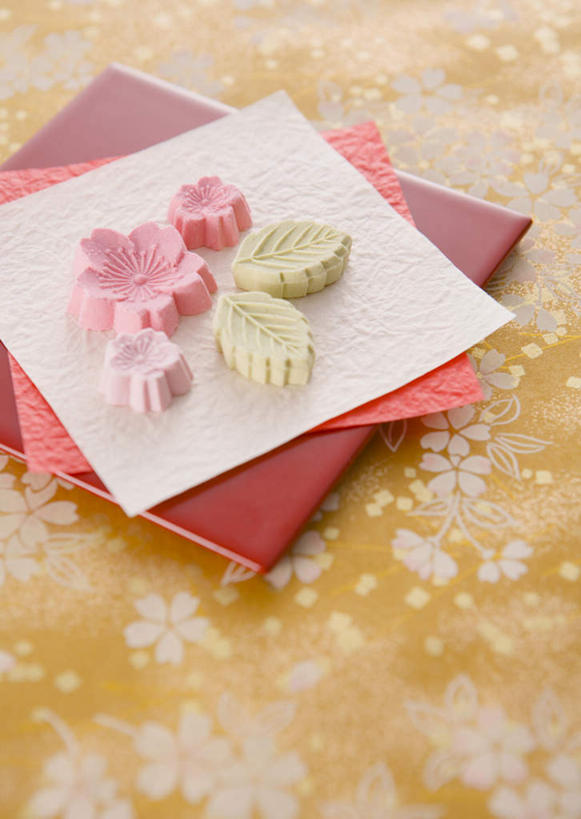 点心,无人,竖图,俯视,室内,特写,白天,餐具,阴影,庆祝,反射,碟子,盘,影子,纸,和果子,食品,甜点,甜品,小吃,食物,糕点,红色,盘子,餐巾,碟,甜食,日式,庆贺,祝贺,保洁方巾,口布,彩图,高角度拍摄,日本小吃