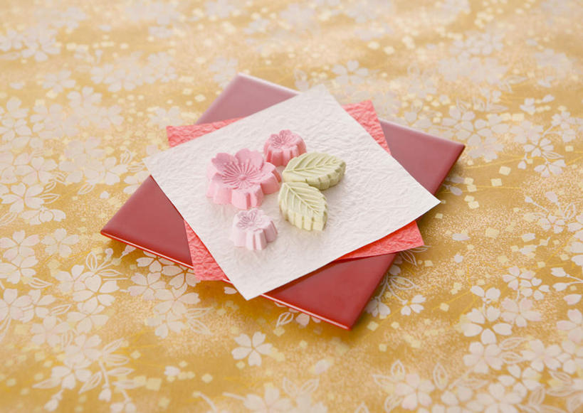 点心,无人,横图,俯视,室内,特写,白天,餐具,阴影,庆祝,反射,碟子,盘,影子,纸,和果子,食品,甜点,甜品,小吃,食物,糕点,红色,盘子,餐巾,碟,甜食,日式,庆贺,祝贺,保洁方巾,口布,彩图,高角度拍摄,日本小吃