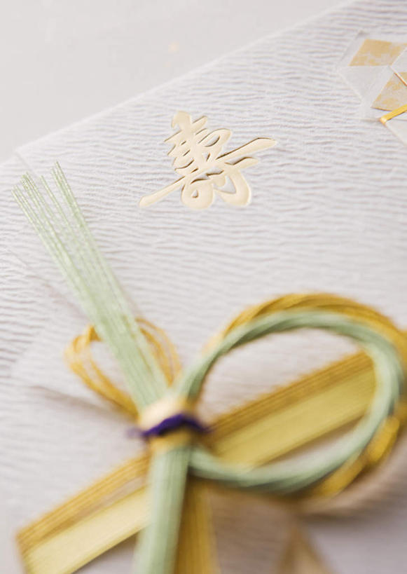 无人,竖图,俯视,室内,特写,白天,白色背景,静物,一张,阴影,朦胧,模糊,艺术,反射,影子,手工艺品,贺卡,艺术品,祝福,文化,卡片,工艺品,摄影,影棚,捆绑,高雅,礼仪,祝愿,自信心,品位,花纸绳,日本水引,日本水引绣,水引绣,绑缚,彩图,高角度拍摄,影棚拍摄,拍摄