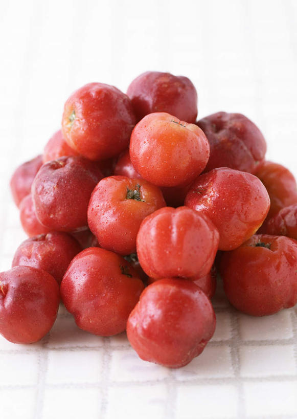 无人,竖图,俯视,室内,特写,白天,白色背景,桌面,桌子,水果,一堆,许多,阴影,堆叠,堆积,新鲜,反射,木制,影子,生食,食品,果实,很多,食物,红色,木制品,山楂,摄影,有机食品,绿色食品,影棚,堆,红果,彩图,高角度拍摄,影棚拍摄,拍摄