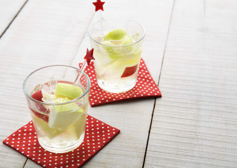 无人,横图,俯视,室内,特写,白天,桌面,桌子,苹果,杯子,水果,玻璃,阴影,新鲜,透明,反射,木制,影子,冰,星星,生食,食品,果实,杯垫,清凉,冷冻,玻璃制品,食物,两个,红色,玻璃棒,木制品,水杯,垫子,冷饮,青苹果,舒服,星形,寒冷,有机食品,绿色食品,刨冰,冷藏,沙冰,解暑,解渴,五角形,舒爽,消暑,保鲜,玻棒,玻璃杯,五角星,彩图,高角度拍摄