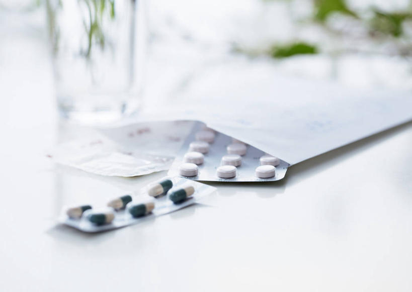 无人,横图,室内,特写,白天,正面,安全,植物,桌面,桌子,杯子,朦胧,模糊,木制,盆栽,药剂,药丸,塑料,防护,盆景,胶囊,药片,玻璃制品,盒子,绿色,自然,包装盒,木制品,容器,水杯,塑料制品,药品,治疗,摄影,影棚,生长,成长,储藏,保护,药物,医疗,储存,保险,预防,平安,玻璃杯,彩图,影棚拍摄,拍摄,吸塑包装盒,贮存