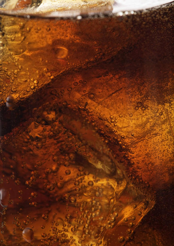 无人,竖图,室内,特写,白天,白色背景,正面,杯子,冰,冰块,饮品,冷冻,可乐,玻璃制品,饮料,一个,水杯,碳酸饮料,寒冷,摄影,影棚,冷藏,单个,冰冷,可口,保鲜,适口,玻璃杯,彩图,影棚拍摄,拍摄