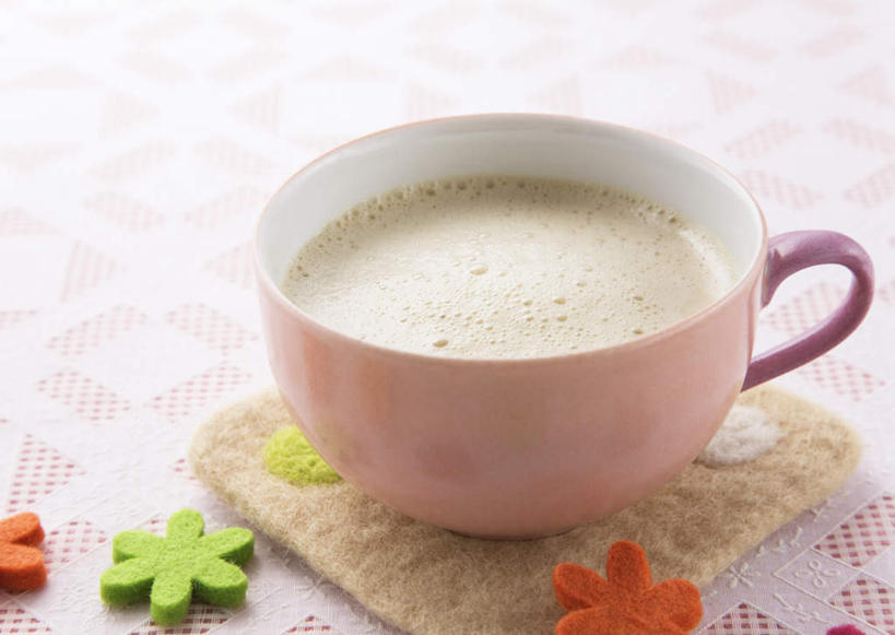 咖啡,无人,横图,俯视,室内,特写,白天,幸福,桌面,桌子,杯子,阴影,装饰,盛开,反射,木制,布料,瓷器,影子,卡布奇诺,杯垫,咖啡杯,陶瓷制品,一杯,花蕾,布纹,娱乐,桌布,花,花瓣,花朵,鲜花,饮料,一个,餐巾,木制品,垫子,台布,花苞,花蕊,享受,休闲,温馨,放松,乐趣,单个,华丽,修饰,点缀,提神,舒适,瓷杯,醒脑,衬托,美观,雅致,雅观,软饮料,卡布奇诺咖啡,卡布基诺,餐桌布,彩图,高角度拍摄,卡布基诺咖啡