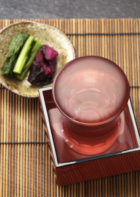 无人,竖图,俯视,室内,特写,白天,黄瓜,蔬菜,杯子,餐具,新鲜,碟子,盘,食品,塌塌米,榻榻米,一杯,开胃酒,玻璃制品,食物,盘子,水杯,碟,有机食品,绿色食品,餐前酒,叠席,玻璃杯,青瓜,胡瓜,彩图,高角度拍摄