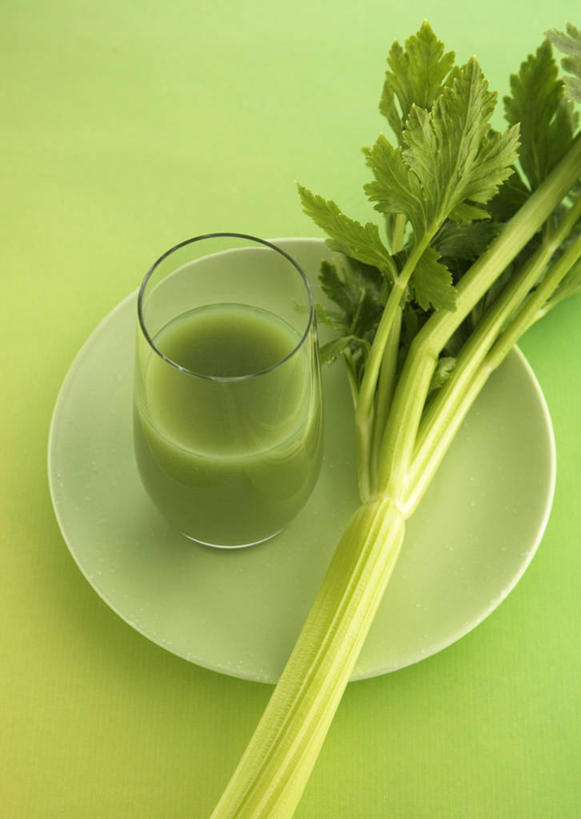 无人,竖图,俯视,室内,特写,白天,芹菜,蔬菜,杯子,餐具,绿色背景,新鲜,碟子,盘,食品,饮品,蔬菜汁,玻璃制品,食物,饮料,一个,盘子,水杯,碟,摄影,有机食品,绿色食品,影棚,单个,可口,适口,玻璃杯,药芹,水芹,旱芹,彩图,高角度拍摄,影棚拍摄,拍摄