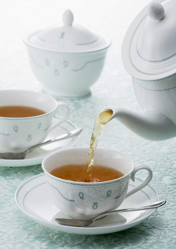 无人,竖图,俯视,室内,特写,白天,幸福,茶,桌面,桌子,杯子,餐具,金属制品,阴影,反射,金属,木制,布料,瓷器,碟子,壶,盘,影子,勺子,奶茶,茶叶,咖啡杯,陶瓷制品,饮品,两杯,布纹,娱乐,水壶,桌布,饮料,盘子,餐巾,茶壶,木制品,容器,调羹,碟,台布,汤匙,享受,休闲,温馨,放松,乐趣,提神,舒适,可口,瓷杯,醒脑,适口,餐桌布,彩图,高角度拍摄,波霸奶茶,珍珠奶茶