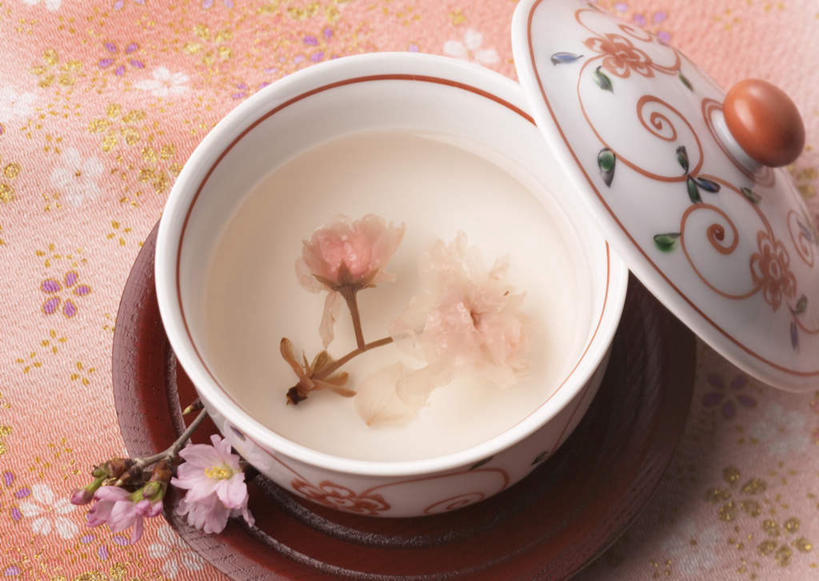 无人,横图,俯视,室内,特写,白天,幸福,茶,桌面,桌子,杯子,餐具,阴影,盛开,反射,木制,布料,碟子,盖子,盘,影子,陶瓷,茶叶,陶瓷制品,饮品,一杯,花蕾,布纹,娱乐,桌布,花,花瓣,花朵,鲜花,盘子,餐巾,木制品,水杯,碟,台布,花茶,花苞,花蕊,享受,休闲,温馨,放松,乐趣,保健,养生,花草茶,舒适,香花茶,香片,熏花茶,茶杯,餐桌布,彩图,高角度拍摄