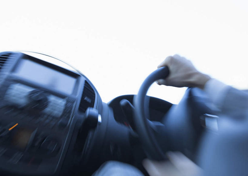 东方人,手,一个人,商务人士,商务男性,横图,室内,特写,白天,衬衫,机器,仪器,汽车,亚洲,双手,仅一个男性,仅一个人,握,套装,朦胧,模糊,标志,数字,文字,字符,指针,黄种人,设备,标识,车,仅一个年轻男性,背面,方向盘,交通工具,轿车,驾驶,行驶,手部,握着,阿拉伯数字,操纵,控制,载具,商务装,仪表盘,工薪阶层,操控,把持,仪表,男人,男性,年轻男性,亚洲人,白领,上班族,半身,彩图,衬衣