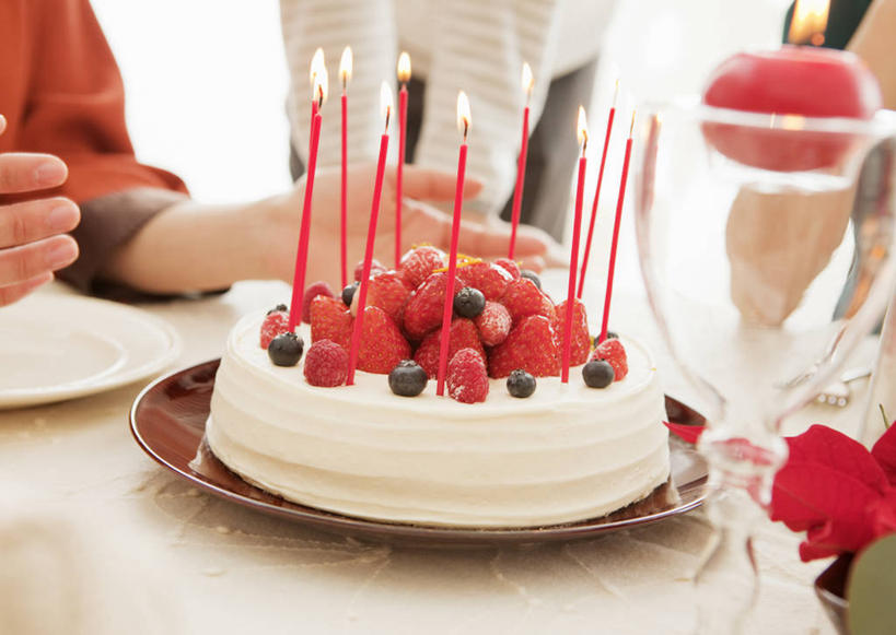 点心,东方人,三个人,伙伴,朋友,坐,横图,室内,特写,白天,正面,友谊,桌面,桌子,草莓,浆果,蓝莓,餐具,蜡烛,水果,圣诞节,亚洲,一堆,许多,握,阴影,堆叠,堆积,服装,节日,朦胧,模糊,庆祝,新鲜,光线,木制,碟子,火焰,盘,影子,烛光,生食,食品,果实,很多,燃烧,拿,拿着,休闲装,黄种人,文化,食物,糕点,衣服,盘子,木制品,碟,点燃,祈祷,庆典,休闲,休闲服,握着,许愿,服饰,有机食品,绿色食品,纪念,堆,祈求,圣诞蛋糕,平安,友情,年轻女性,女人,女性,亚洲人,洋莓,水果皇后,山都柿,蓝浆果,蓝靛果,红莓,地莓,坐着,半身,彩图,蛋糕