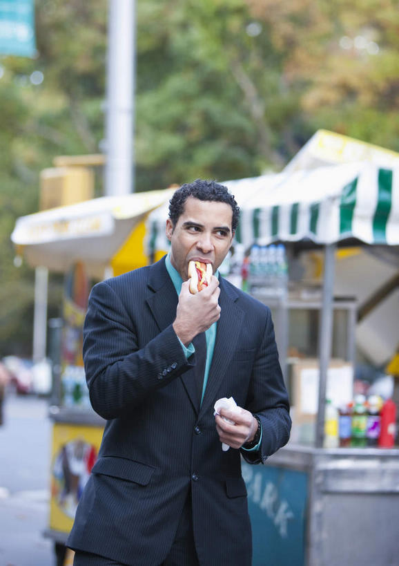 西方人,一个人,商务人士,商务男性,走,吃,竖图,室外,白天,正面,衬衫,烹饪,西餐,植物,欧洲,非洲,黑人,欧洲人,仅一个男性,仅一个人,握,阴影,套装,朦胧,模糊,光线,伞,影子,雨伞,遮阳伞,料理,食品,领带,热狗,拿,拿着,注视,阳伞,菜肴,美食,树,树木,食物,仅一个年轻男性,绿色,阳光,自然,快餐,观察,看,西式,握着,佳肴,生长,成长,观看,察看,太阳伞,象征,庄重,关注,商务装,身份,工薪阶层,西式快餐,垃圾食品,正式,地位,男人,男性,年轻男性,非洲人,白领,上班族,步行,嚼,散步,食,走路,半身,彩图,衬衣