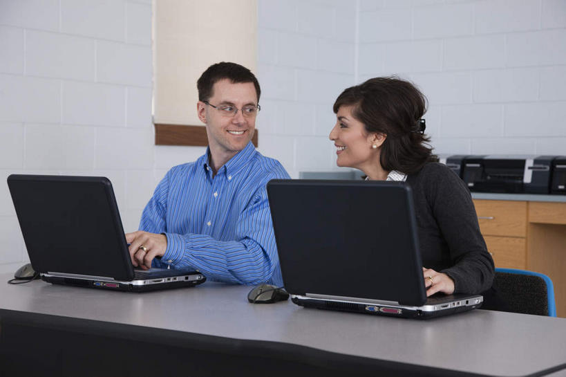 西方人,两个人,同事,商务人士,商务男性,商务女性,办公室,坐,说,横图,室内,白天,正面,衬衫,讨论,成功,合作,团队,集体,信心,电脑,笔记本电脑,家具,桌子,椅子,欧洲,欧洲人,敲打,套装,网络,眼镜,办公桌,扭头,注视,输入,通讯设备,队伍,会议椅,打字,观察,看,转头,观看,点击,敲击,办公椅,两台,察看,无线,领导,成就,关注,通信设备,商务装,无线网络,合伙,领袖,近视眼镜,无线上网,便携式电脑,工薪阶层,办公家具,商务椅,培训椅,交流,按键,手提电脑,男人,男性,女人,女性,中年男性,中年女性,白种人,白领,上班族,沟通,讲话,交谈,商讨,说话,谈话,坐着,半身,彩图,衬衣