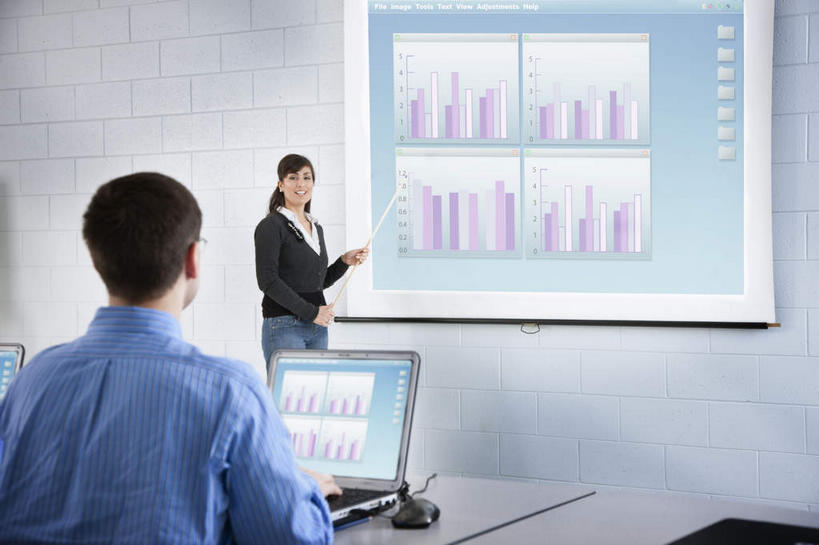 西方人,背部,两个人,学生,教师,站,坐,说,横图,室内,白天,正面,西装,讨论,电脑,笔记本电脑,数据,仪器,欧洲,欧洲人,套装,服装,正装,分析,网络,图表,眼镜,投影仪,表格,注视,职业装,设备,通讯设备,衣服,观察,看,站着,教室,服饰,观看,统计,察看,无线,课堂,衣着,穿着,关注,指标,销售,通信设备,目标,无线网络,投影机,业绩,近视眼镜,柱状图,无线上网,便携式电脑,衣饰,交流,手提电脑,男人,男性,女人,女性,中年男性,中年女性,白种人,讲师,教授,老师,沟通,讲话,交谈,商讨,说话,谈话,站立,坐着,半身,彩图,长条图,条图,条状图