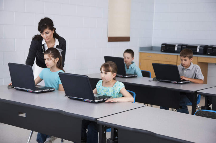 西方人,儿童,伙伴,朋友,教师,站,坐,横图,室内,白天,正面,西装,友谊,纯洁,电脑,笔记本电脑,桌子,欧洲,欧洲人,五个人,敲打,弯腰,套装,服装,正装,网络,墙,许多人,注视,职业装,输入,通讯设备,书桌,墙壁,墙面,小孩,衣服,课桌,打字,观察,看,站着,一群人,教室,同学,可爱,童年,童趣,服饰,观看,点击,敲击,察看,无线,课堂,衣着,校友,穿着,关注,通信设备,无线网络,无线上网,便携式电脑,童真,烂漫,无邪,弯身,同窗,学友,衣饰,天真,友情,按键,手提电脑,男孩,男人,男性,女孩,女人,女性,中年女性,白种人,讲师,教授,老师,站立,坐着,半身,彩图,男生,女生