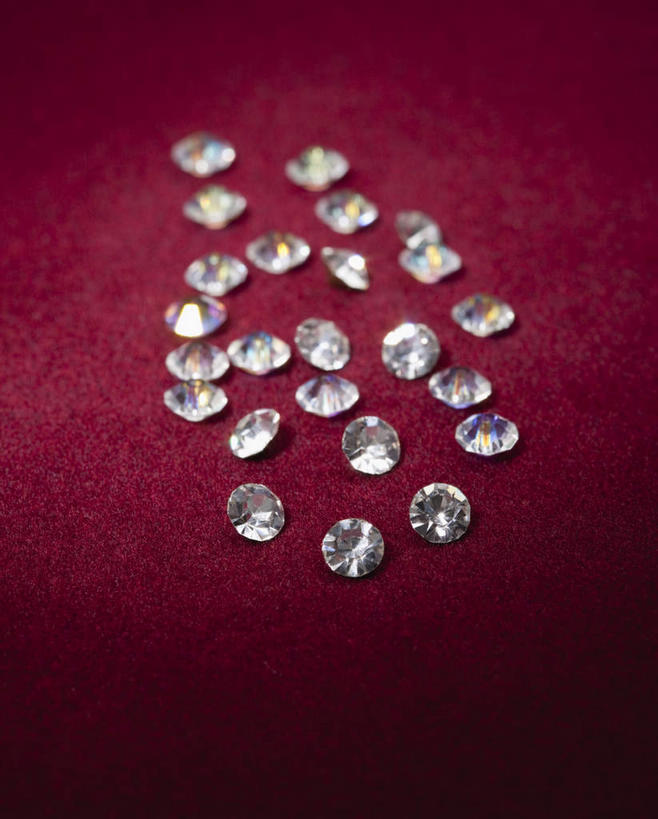 无人,竖图,俯视,室内,特写,白天,爱情,奢侈,静物,珠宝,许多,阴影,红色背景,反射,矿石,影子,很多,钻石,摄影,影棚,金刚石,昂贵,坚硬,贵重,宝石,坚定,信念,约定,宝贵,彩图,高角度拍摄,影棚拍摄,拍摄